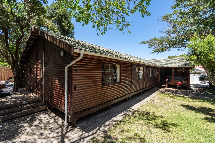 5 Bedroom Property for Sale in Seafield Eastern Cape